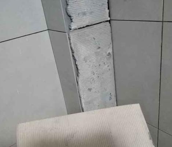 阜康瓷砖空鼓维修公司分享下厨房瓷砖脱落的补救措施。